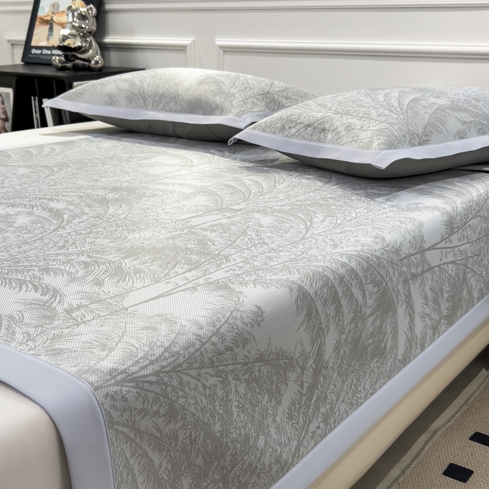 91家纺网 家纺一手货源 找家纺 倾慕 2026新款提花凉感凉席床席款三件套系列 森林奇境灰床席款