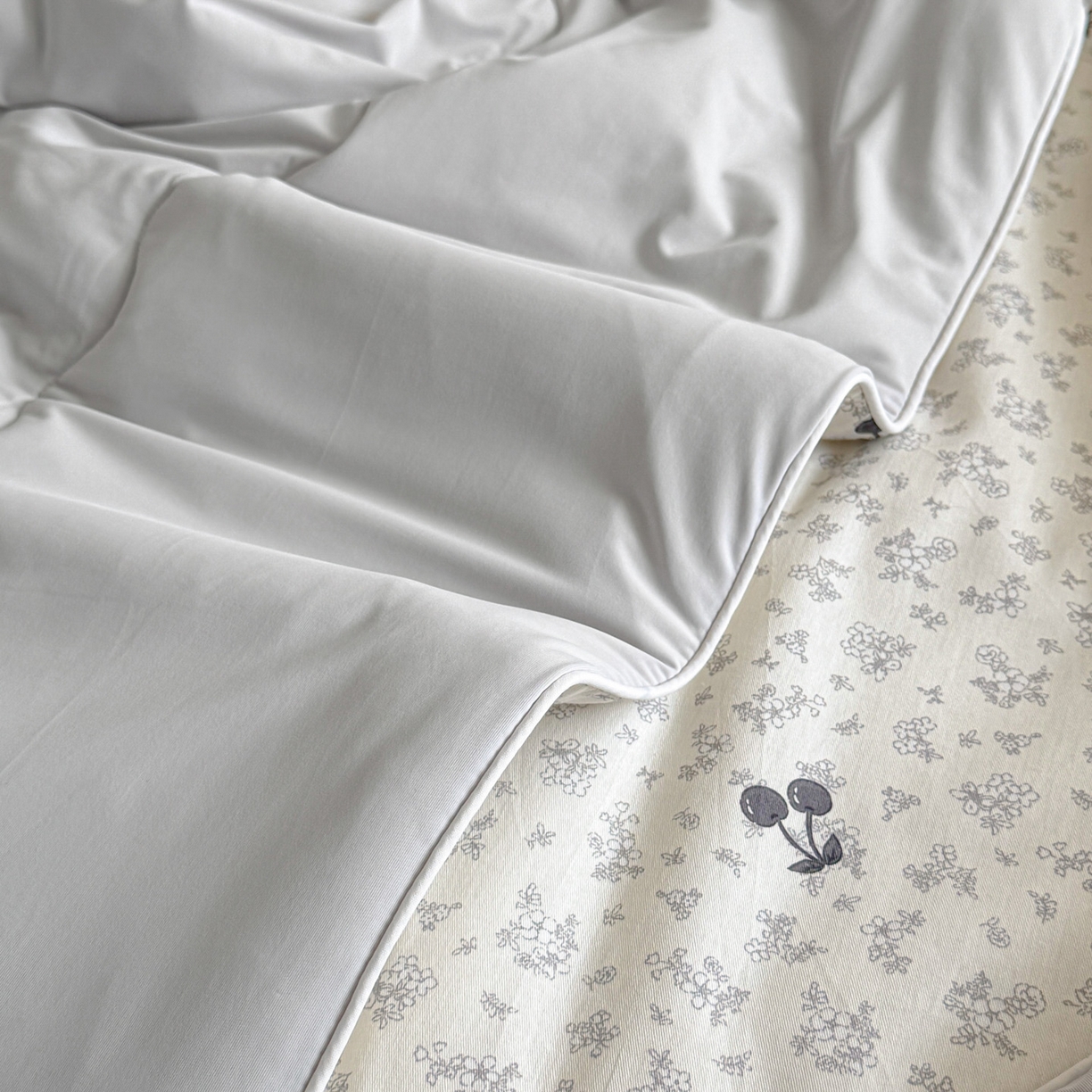 91家纺网 家纺一手货源 找家纺 万盛家纺 2026新款全棉锦氨凉感夏被夏凉被空调被 墨兰樱桃