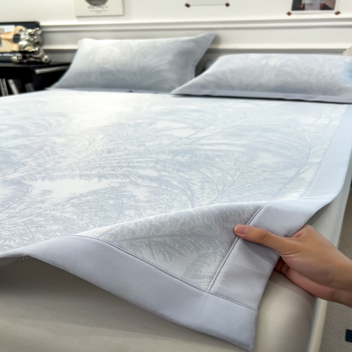 91家纺网 家纺一手货源 找家纺 倾慕 2026新款提花凉感凉席床席款三件套系列 森林奇境蓝床席款