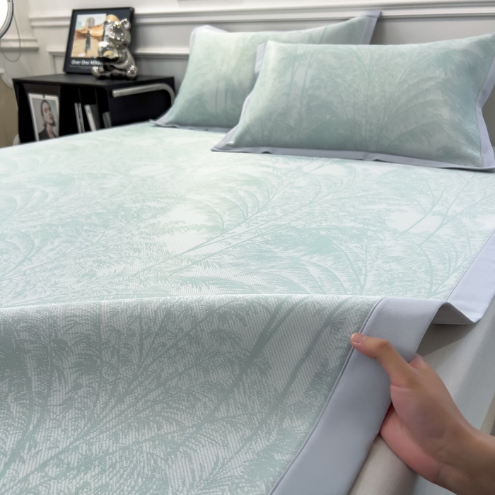 91家纺网 家纺一手货源 找家纺 倾慕 2026新款提花凉感凉席床席款三件套系列 森林奇境绿床席款