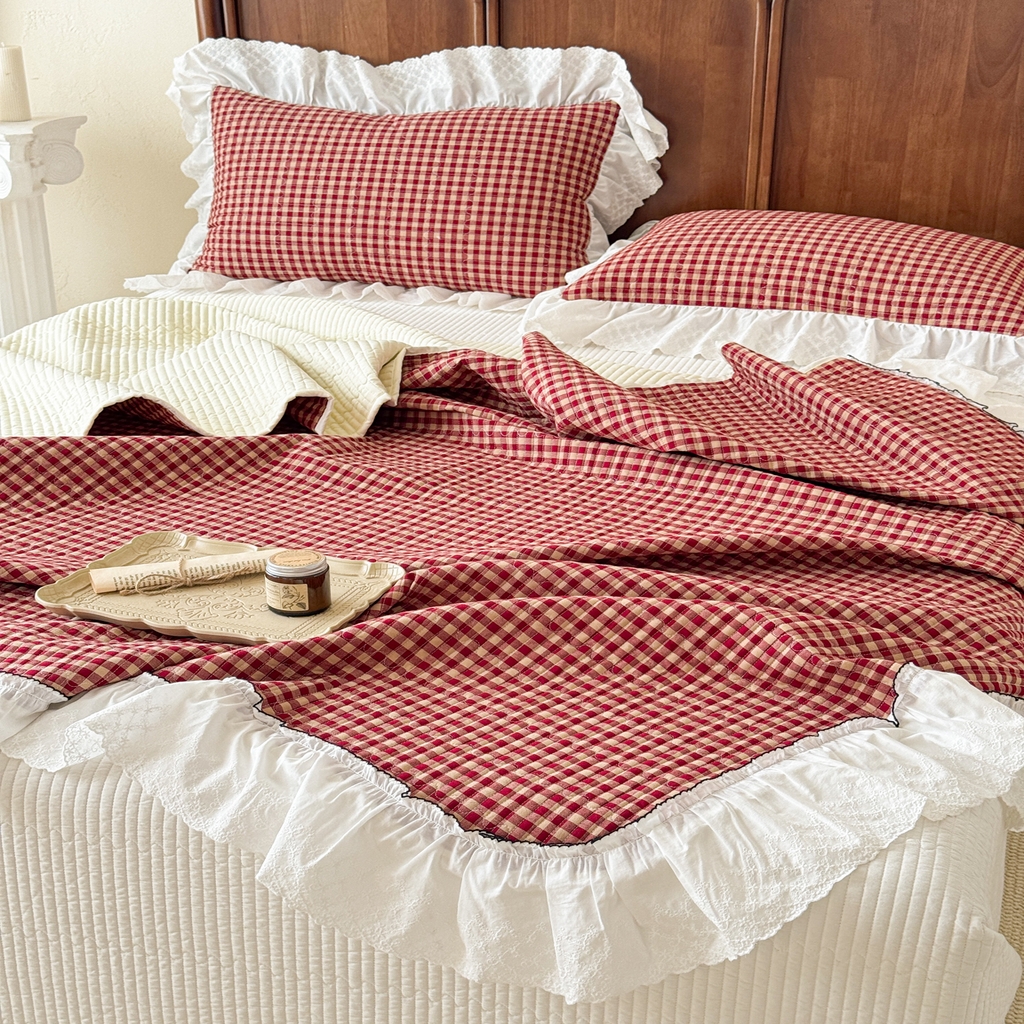 91家纺网 家纺一手货源 找家纺 沐辰 2026新款A类色织水洗棉花边款床盖 洛可可红格