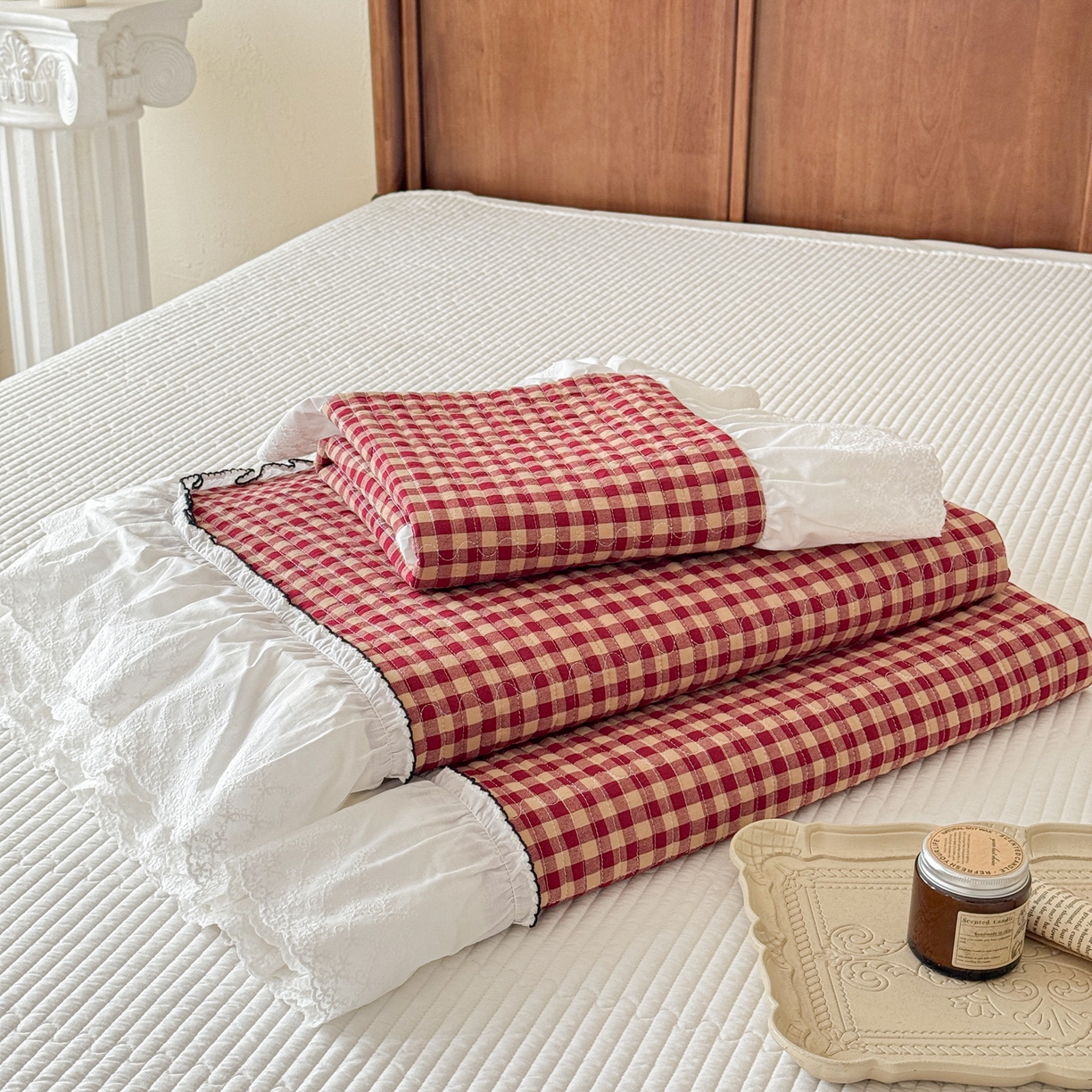 91家纺网 家纺一手货源 找家纺 沐辰 2026新款A类色织水洗棉花边款床盖 洛可可红格