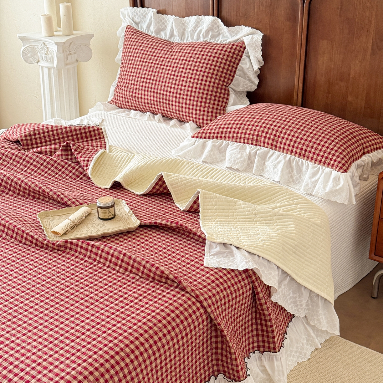 91家纺网 家纺一手货源 找家纺 沐辰 2026新款A类色织水洗棉花边款床盖 洛可可红格