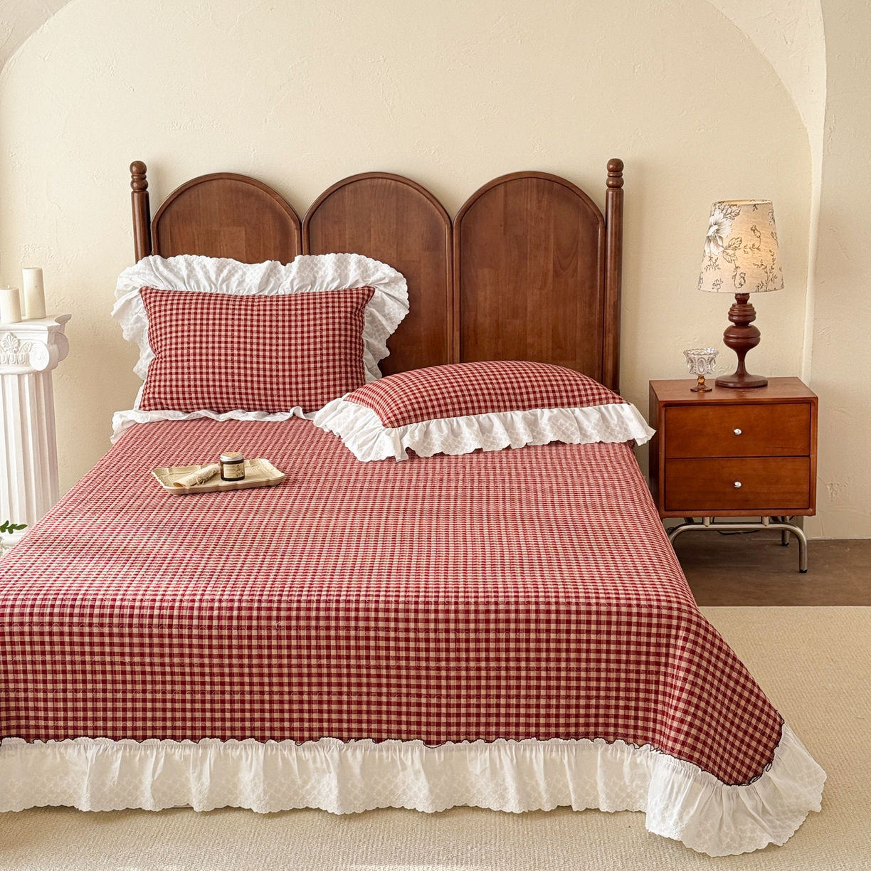 91家纺网 家纺一手货源 找家纺 沐辰 2026新款A类色织水洗棉花边款床盖 洛可可红格