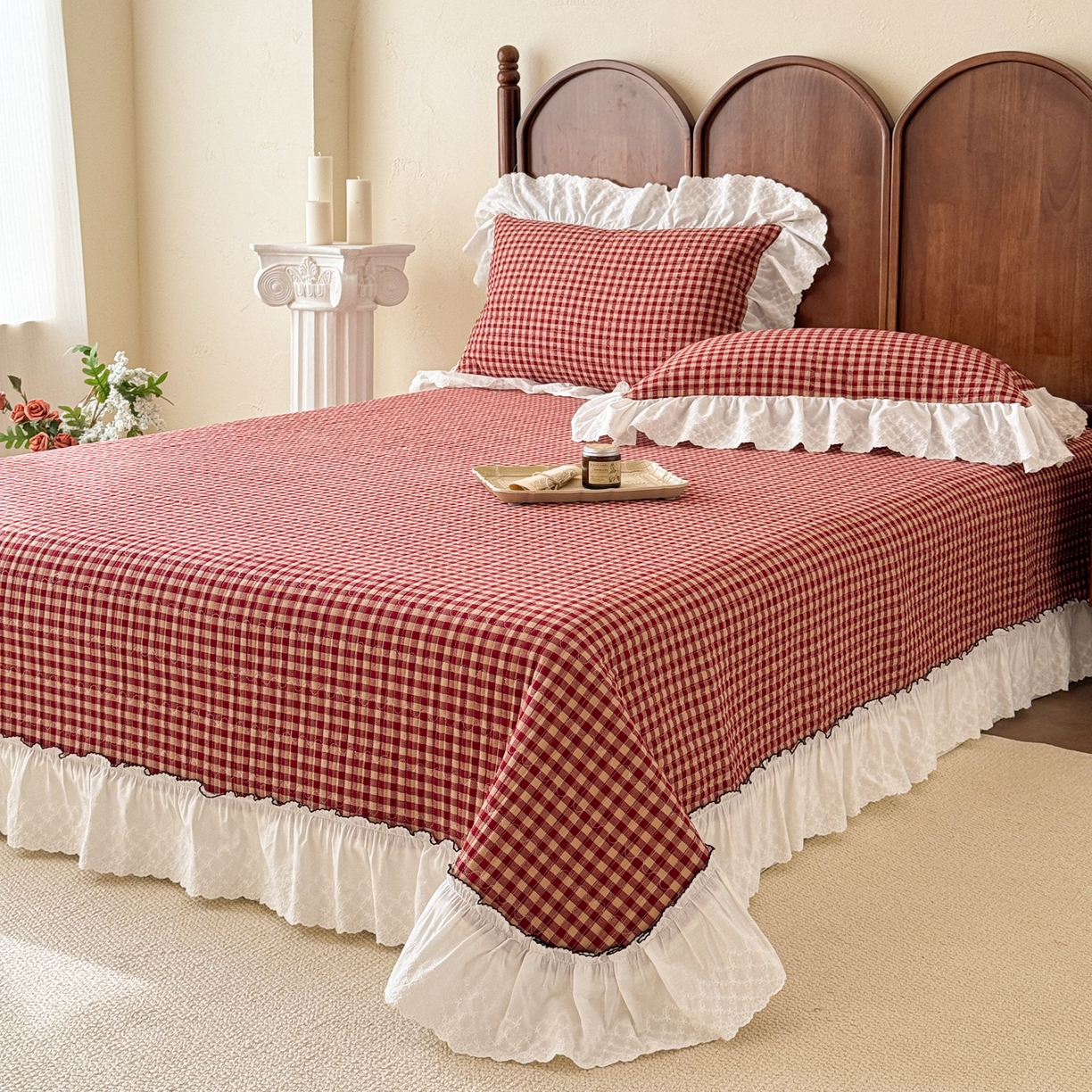 91家纺网 家纺一手货源 找家纺 沐辰 2026新款A类色织水洗棉花边款床盖 洛可可红格