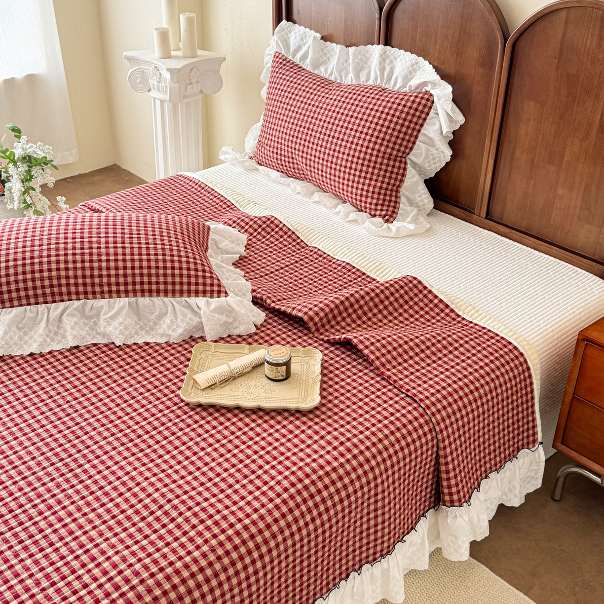 91家纺网 家纺一手货源 找家纺 沐辰 2026新款A类色织水洗棉花边款床盖 洛可可红格