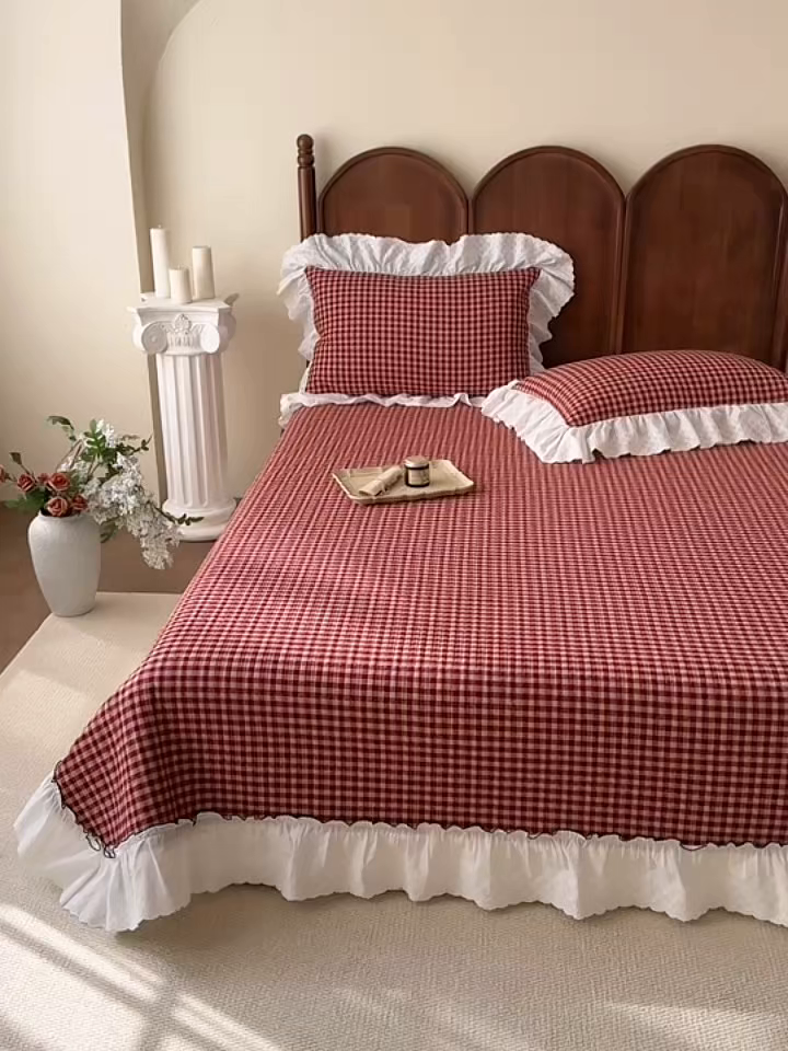 91家纺网 家纺一手货源 找家纺 沐辰 2026新款A类色织水洗棉花边款床盖 洛可可红格