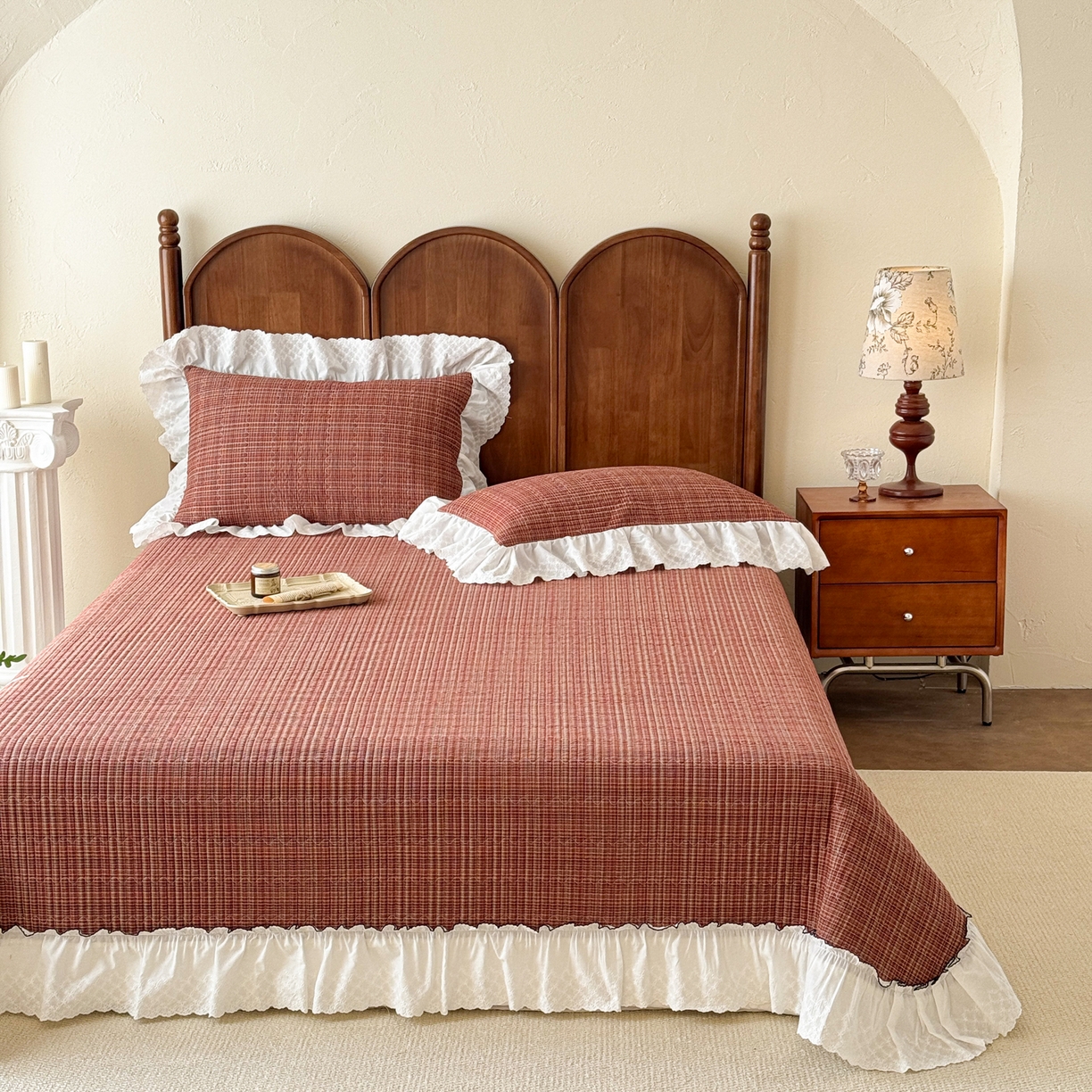 91家纺网 家纺一手货源 找家纺 沐辰 2026新款A类色织水洗棉花边款床盖 曼特宁-红