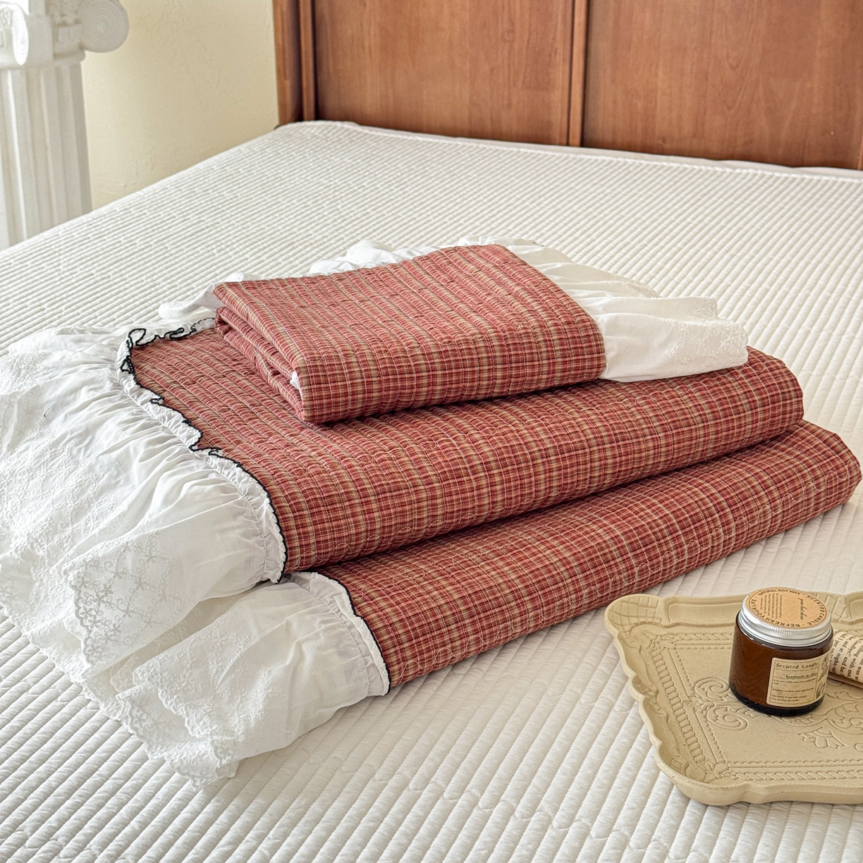 91家纺网 家纺一手货源 找家纺 沐辰 2026新款A类色织水洗棉花边款床盖 曼特宁-红