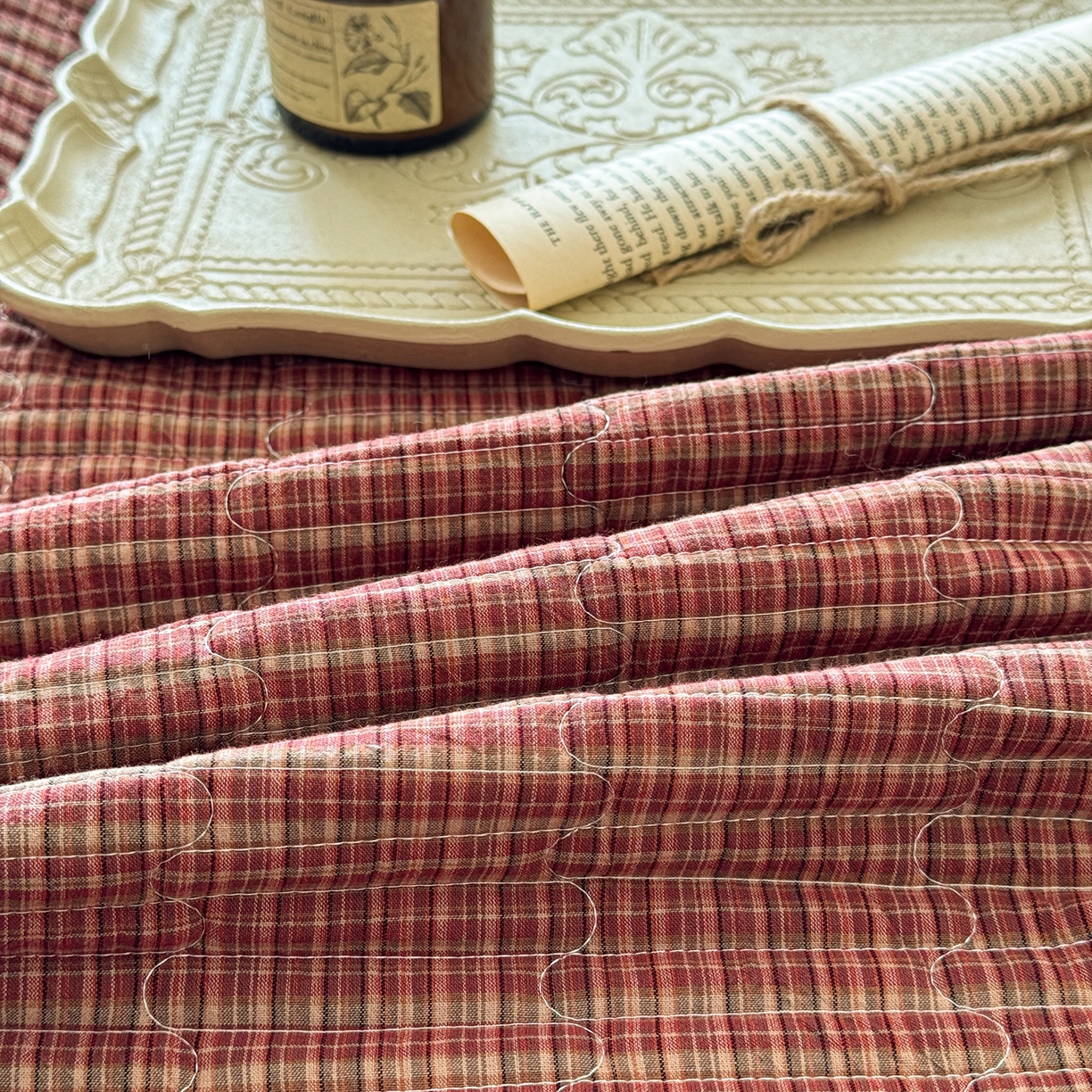 91家纺网 家纺一手货源 找家纺 沐辰 2026新款A类色织水洗棉花边款床盖 曼特宁-红