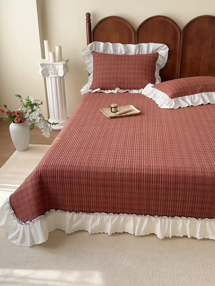 91家纺网 家纺一手货源 找家纺 沐辰 2026新款A类色织水洗棉花边款床盖 曼特宁-红