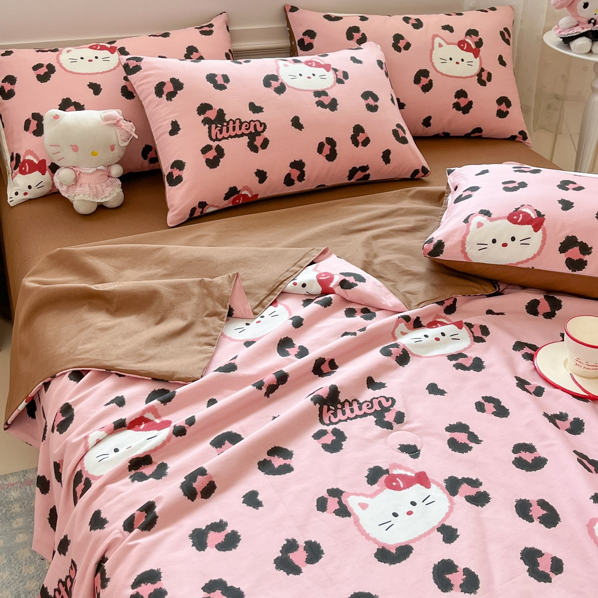 91家纺网 家纺一手货源 找家纺 博雅 2026春夏新款卡通全棉夏被夏凉被空调被四件套 豹纹小猫-粉