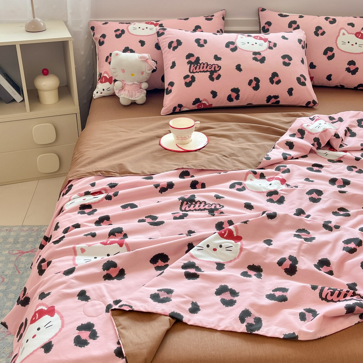 91家纺网 家纺一手货源 找家纺 博雅 2026春夏新款卡通全棉夏被夏凉被空调被四件套 豹纹小猫-粉