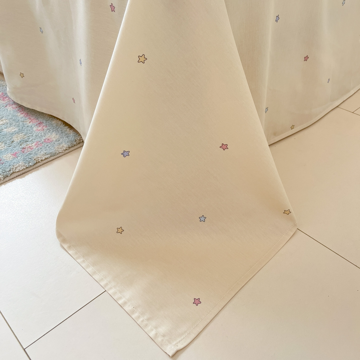 91家纺网 家纺一手货源 找家纺 博雅 2026春夏新款卡通全棉夏被夏凉被空调被四件套 苹果彩带星星人