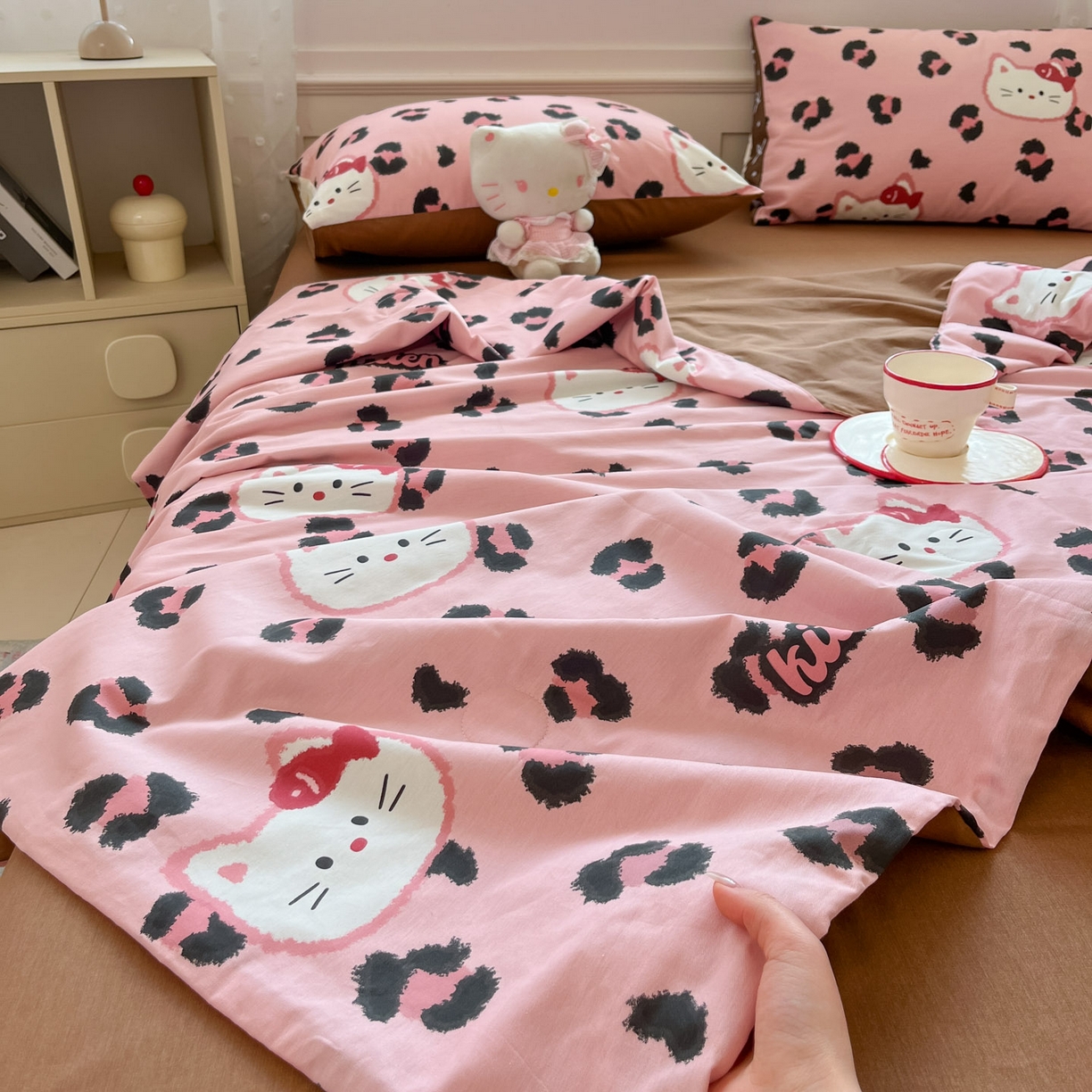 91家纺网 家纺一手货源 找家纺 博雅 2026春夏新款卡通全棉夏被夏凉被空调被四件套 豹纹小猫-粉
