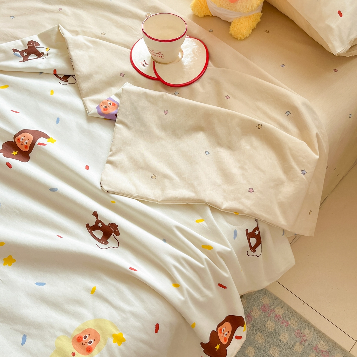 91家纺网 家纺一手货源 找家纺 博雅 2026春夏新款卡通全棉夏被夏凉被空调被四件套 苹果彩带星星人