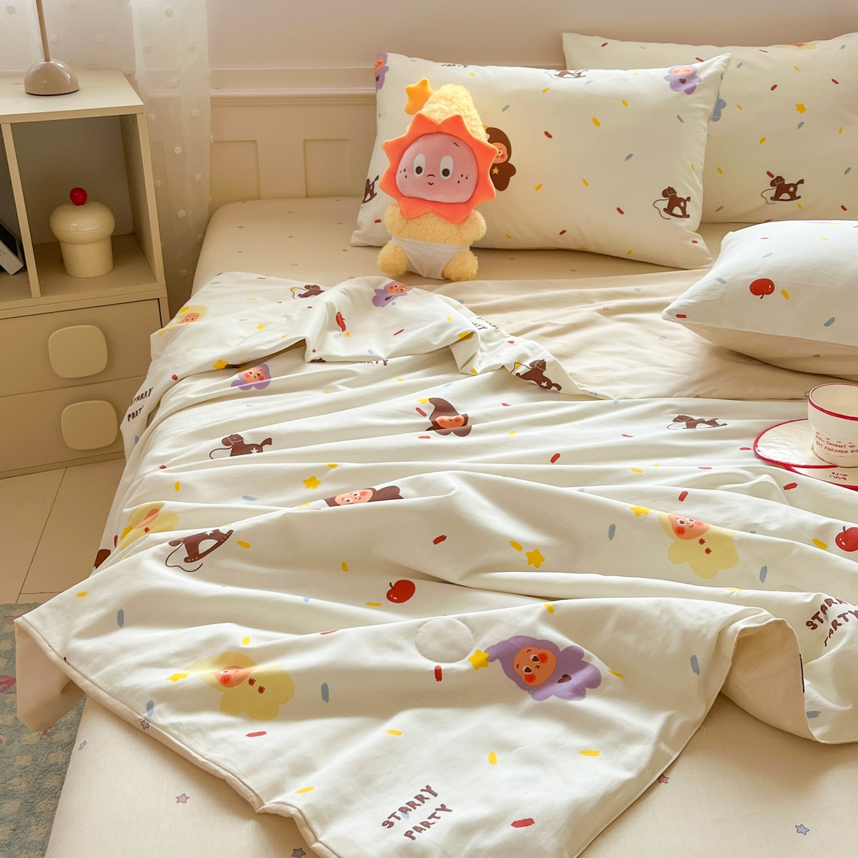 91家纺网 家纺一手货源 找家纺 博雅 2026春夏新款卡通全棉夏被夏凉被空调被四件套 苹果彩带星星人