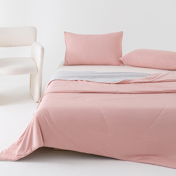 91家纺网 家纺一手货源 找家纺 优被业 2026新款云感凉感丝夏凉被  抗菌防螨超清爽 冰柔-豆沙粉