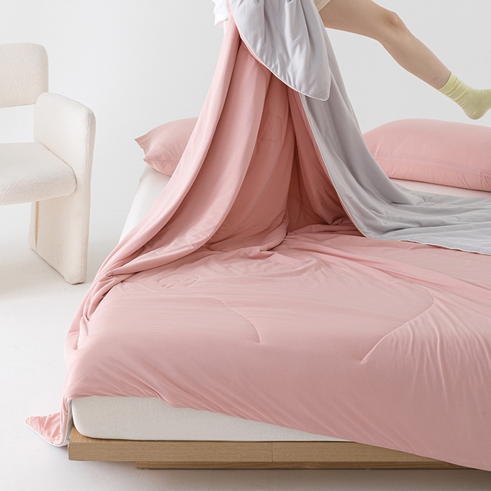 91家纺网 家纺一手货源 找家纺 优被业 2026新款云感凉感丝夏凉被  抗菌防螨超清爽 冰柔-豆沙粉