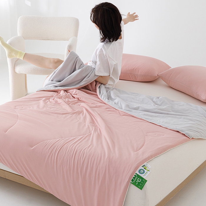 91家纺网 家纺一手货源 找家纺 优被业 2026新款云感凉感丝夏凉被  抗菌防螨超清爽 冰柔-豆沙粉