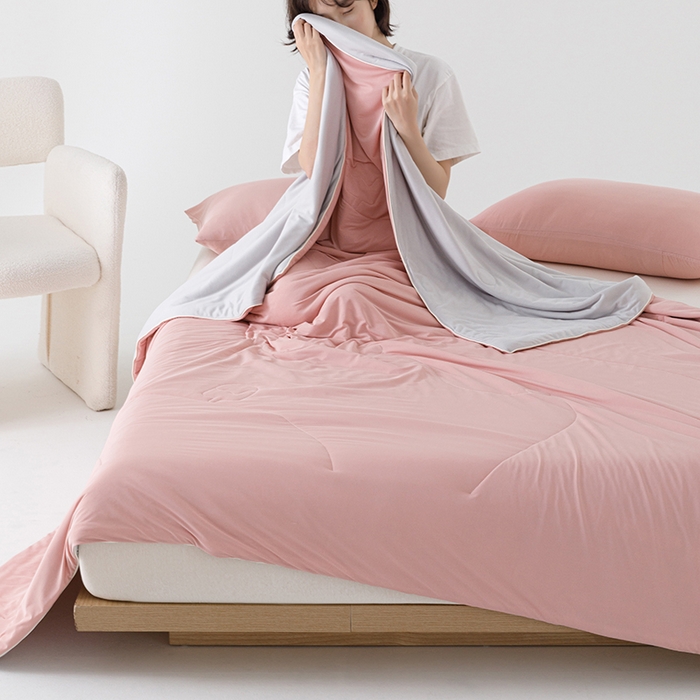 91家纺网 家纺一手货源 找家纺 优被业 2026新款云感凉感丝夏凉被  抗菌防螨超清爽 冰柔-豆沙粉