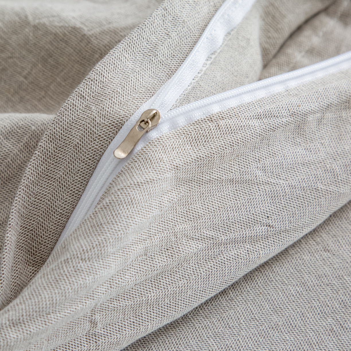 91家纺网 家纺一手货源 找家纺 慕梵家居 2026春夏新款全棉棉麻简约纯色系列四件套-棉麻 棉麻-浅灰