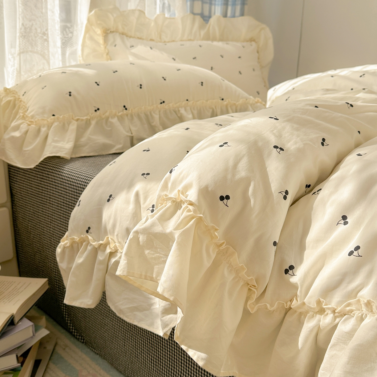 91家纺网 家纺一手货源 找家纺 十里居 2026春夏新款lns花边款全棉纯棉色织水洗棉四件套 樱桃黑格