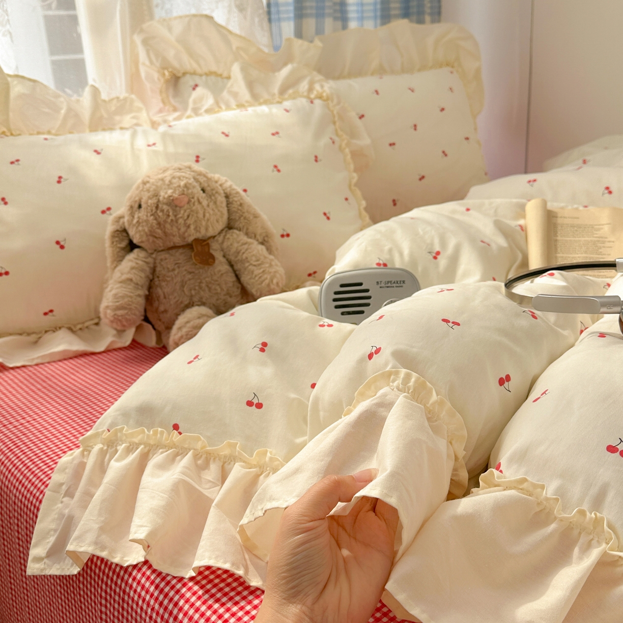 91家纺网 家纺一手货源 找家纺 十里居 2026春夏新款lns花边款全棉纯棉色织水洗棉四件套 樱桃红格