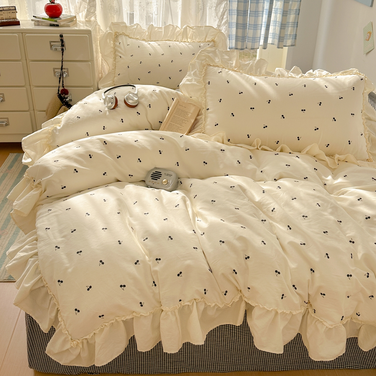 91家纺网 家纺一手货源 找家纺 十里居 2026春夏新款lns花边款全棉纯棉色织水洗棉四件套 樱桃黑格