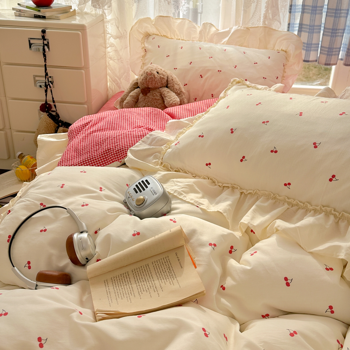 91家纺网 家纺一手货源 找家纺 十里居 2026春夏新款lns花边款全棉纯棉色织水洗棉四件套 樱桃红格