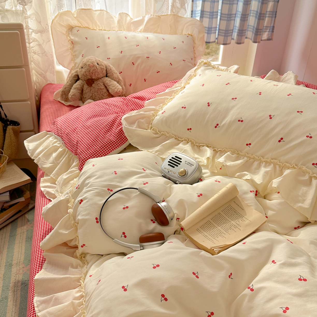 91家纺网 家纺一手货源 找家纺 十里居 2026春夏新款lns花边款全棉纯棉色织水洗棉四件套 樱桃红格