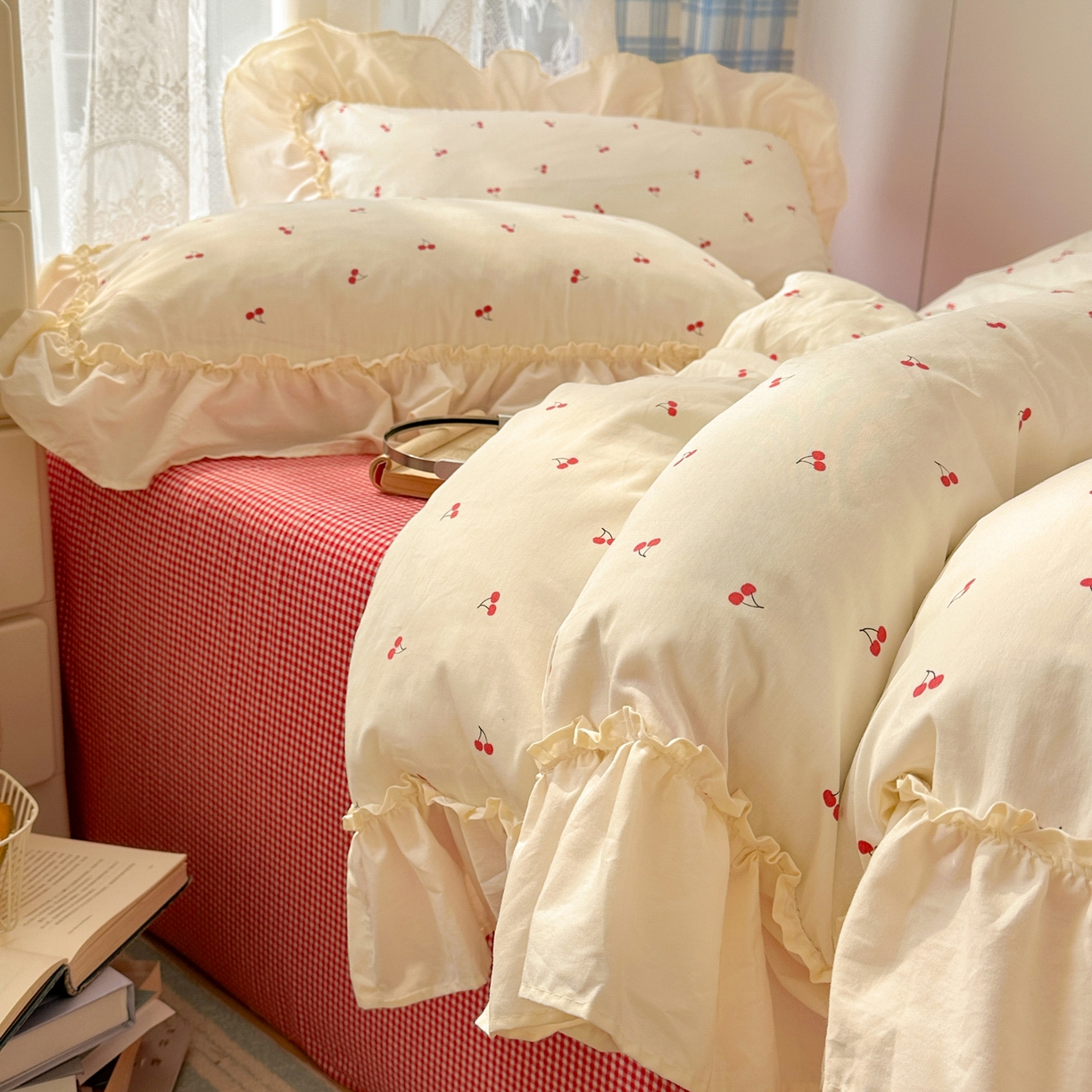 91家纺网 家纺一手货源 找家纺 十里居 2026春夏新款lns花边款全棉纯棉色织水洗棉四件套 樱桃红格