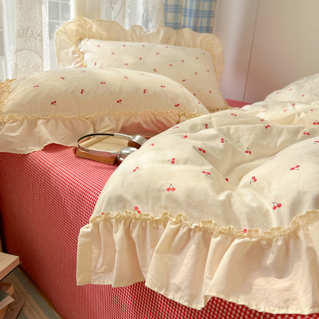 91家纺网 家纺一手货源 找家纺 十里居 2026春夏新款lns花边款全棉纯棉色织水洗棉四件套 樱桃红格