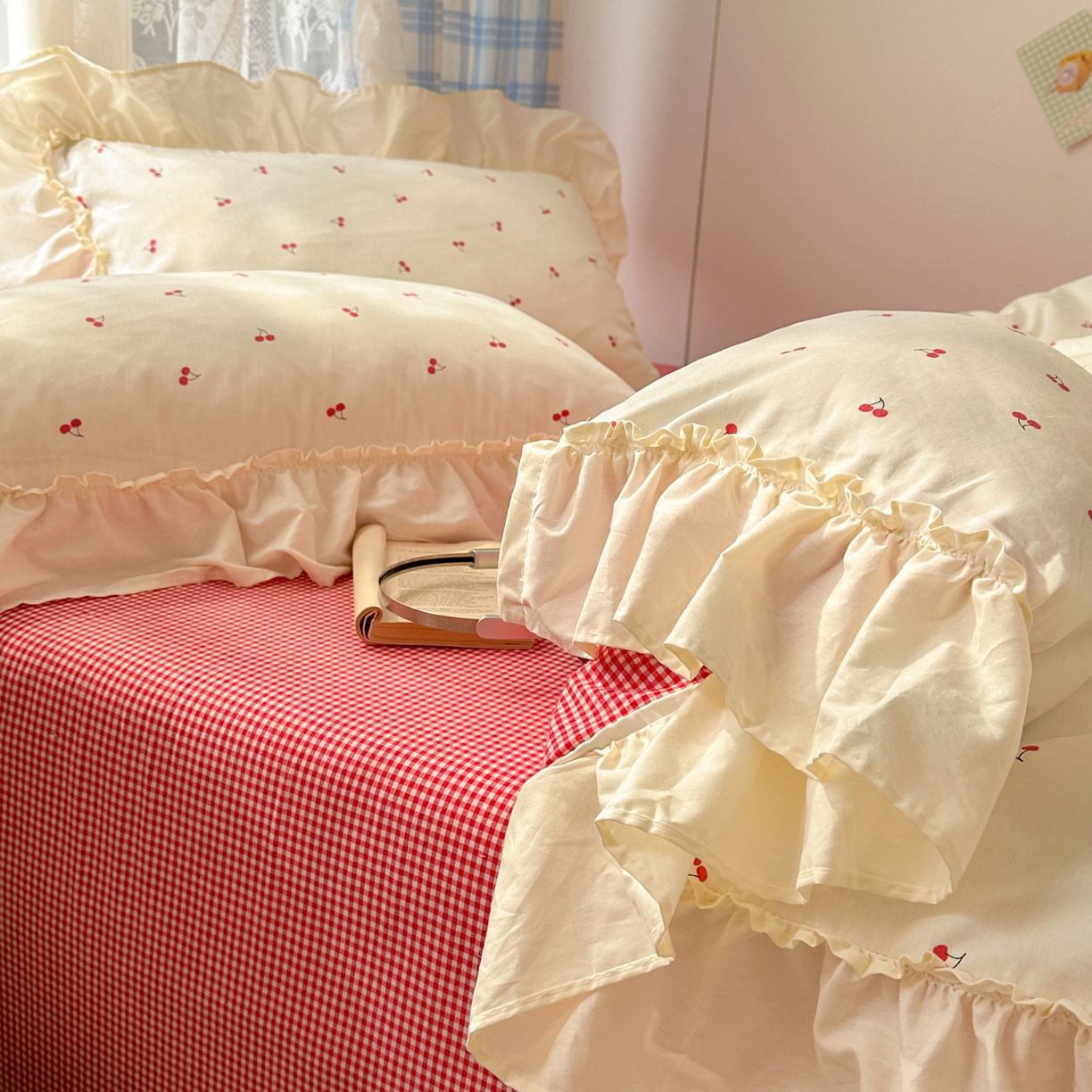 91家纺网 家纺一手货源 找家纺 十里居 2026春夏新款lns花边款全棉纯棉色织水洗棉四件套 樱桃红格