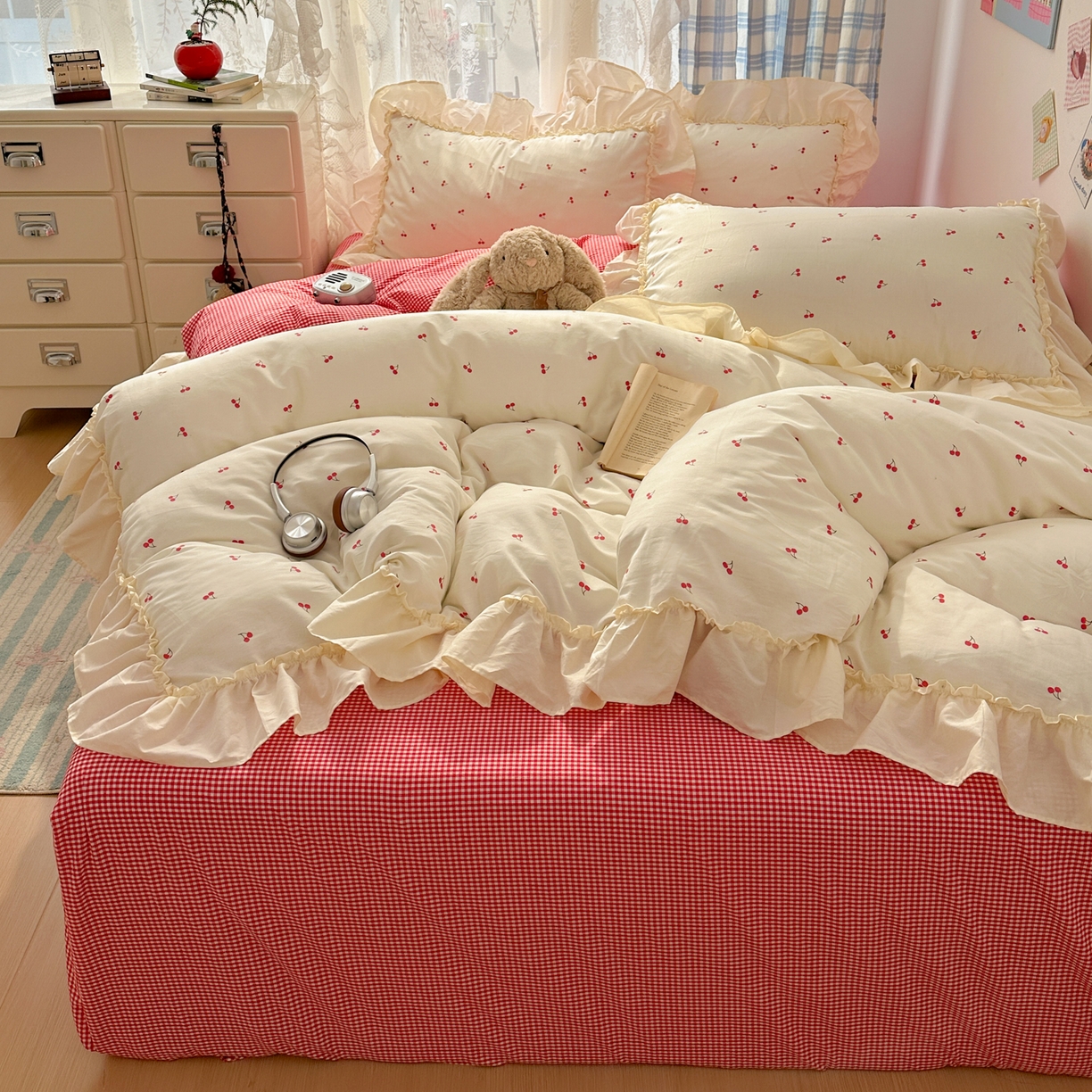 91家纺网 家纺一手货源 找家纺 十里居 2026春夏新款lns花边款全棉纯棉色织水洗棉四件套 樱桃红格