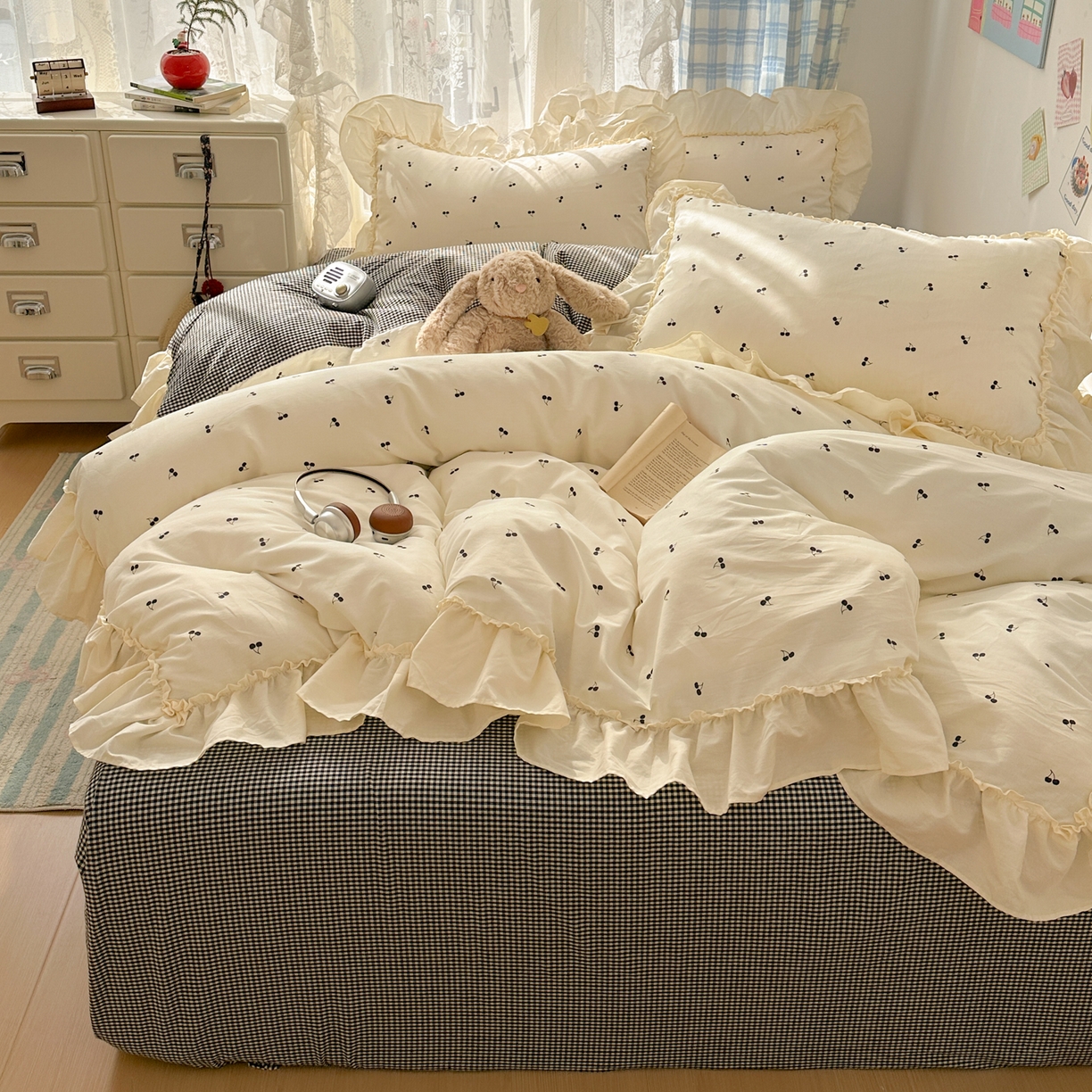 91家纺网 家纺一手货源 找家纺 十里居 2026春夏新款lns花边款全棉纯棉色织水洗棉四件套 樱桃黑格