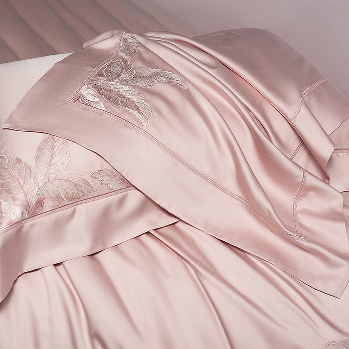 91家纺网 家纺一手货源 找家纺 诗黛尔 2026春夏新款天丝刺绣流绪微梦系列四件套 流绪微梦-落樱粉