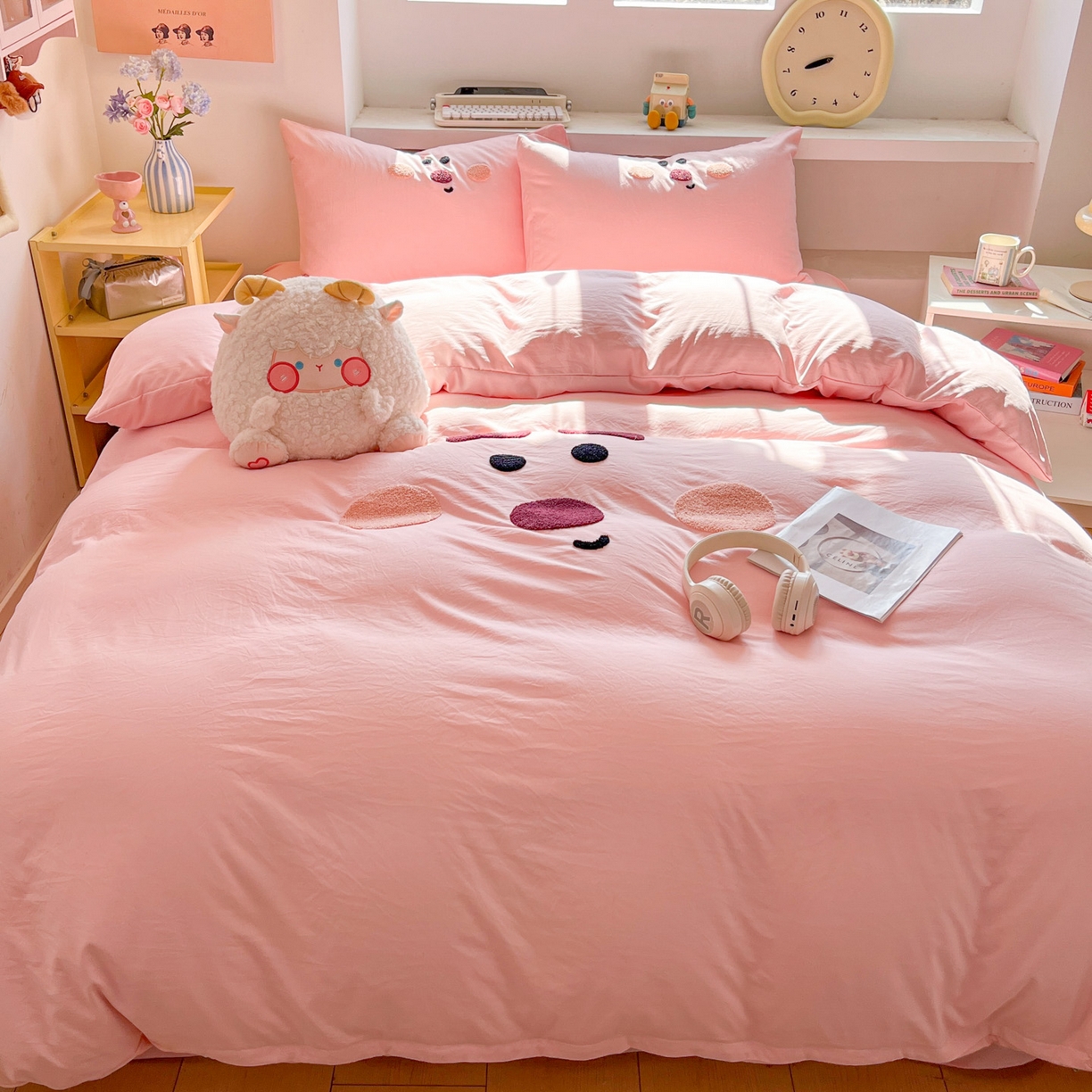 91家纺网 家纺一手货源 找家纺 雨帆家纺 2026新款云朵棉卡通毛巾绣四件套 草莓熊