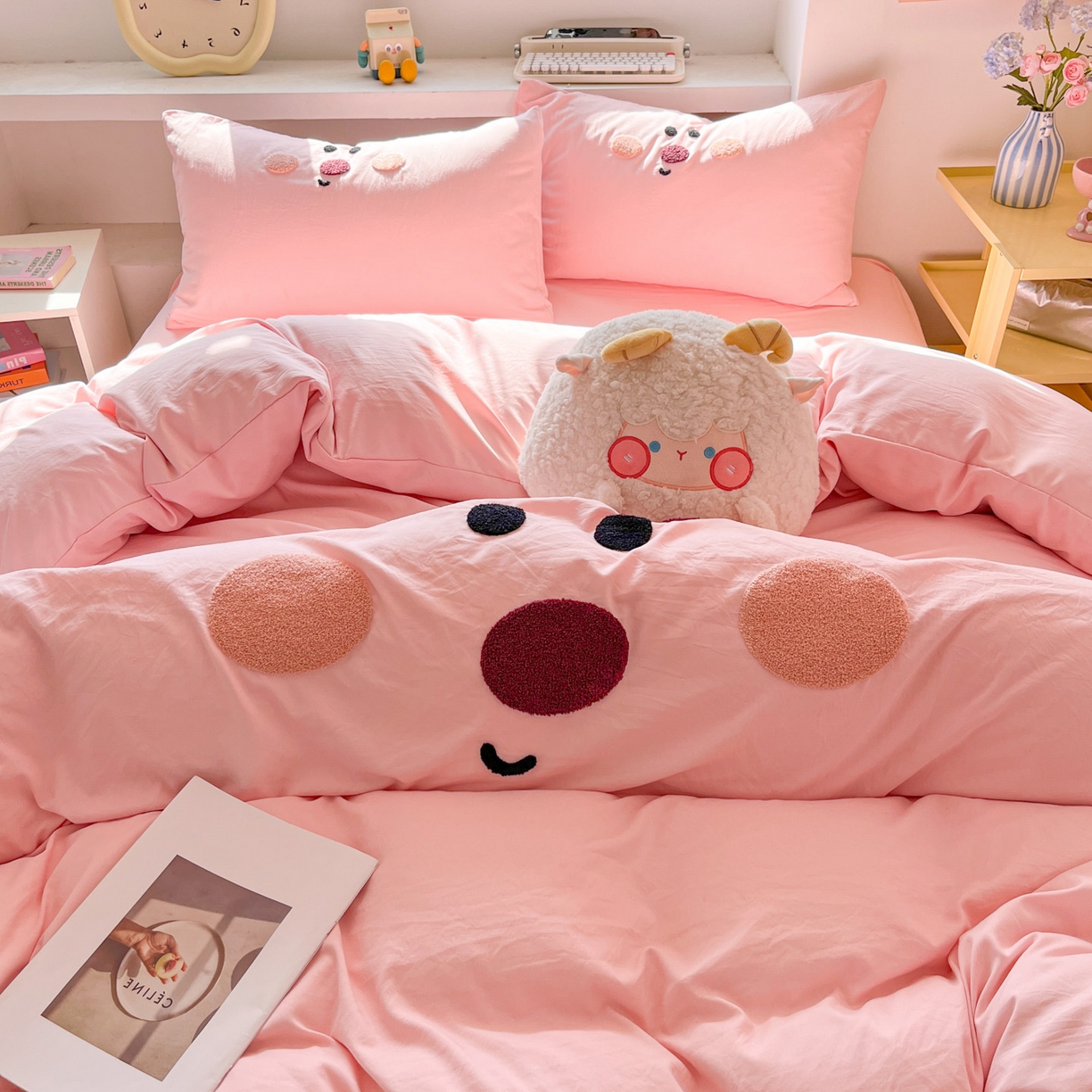 91家纺网 家纺一手货源 找家纺 雨帆家纺 2026新款云朵棉卡通毛巾绣四件套 草莓熊