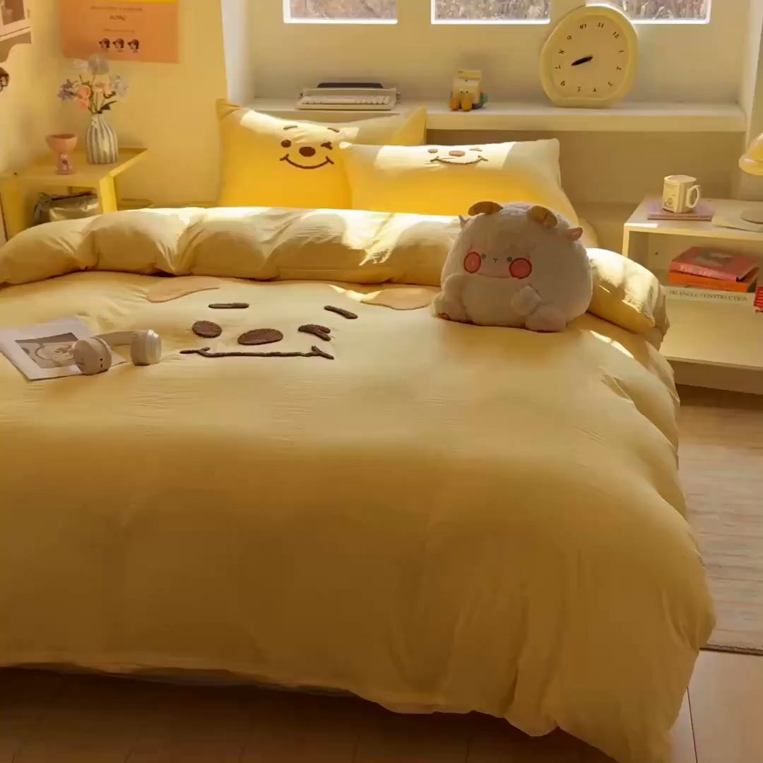 91家纺网 家纺一手货源 找家纺 雨帆家纺 2026新款云朵棉卡通毛巾绣四件套 奶黄尼尼