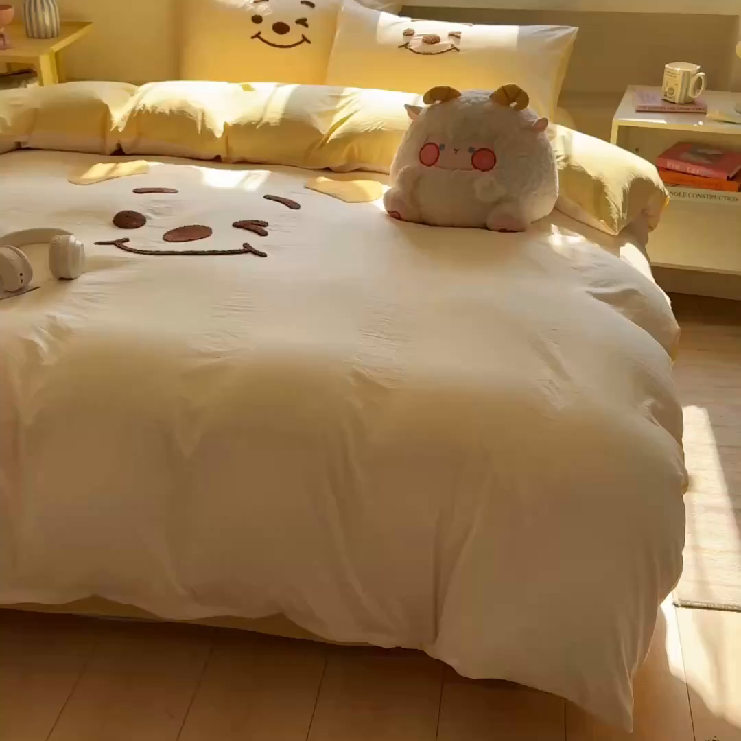 91家纺网 家纺一手货源 找家纺 雨帆家纺 2026新款云朵棉卡通毛巾绣四件套 奶油尼尼