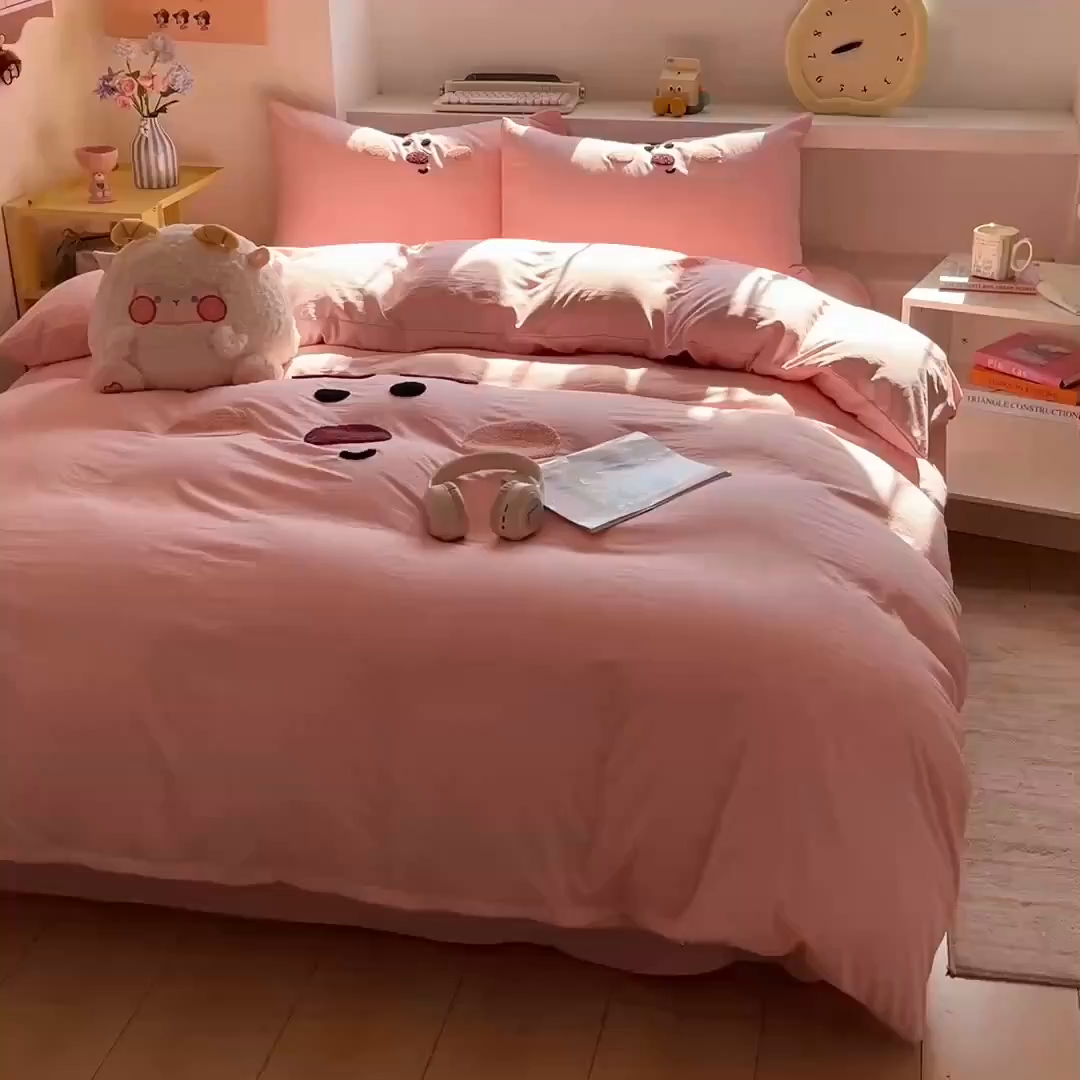 91家纺网 家纺一手货源 找家纺 雨帆家纺 2026新款云朵棉卡通毛巾绣四件套 草莓熊