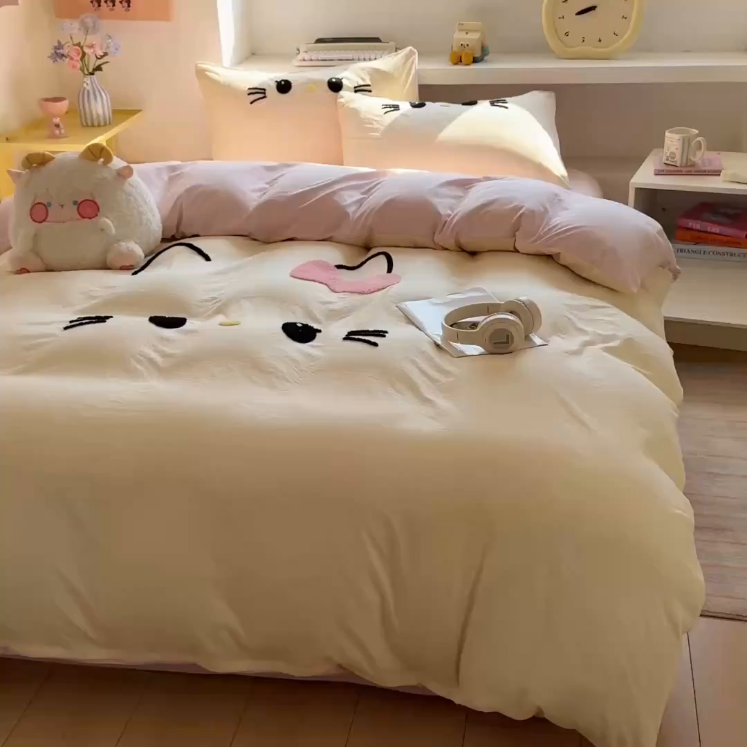 91家纺网 家纺一手货源 找家纺 雨帆家纺 2026新款云朵棉卡通毛巾绣四件套 奶油甜美猫