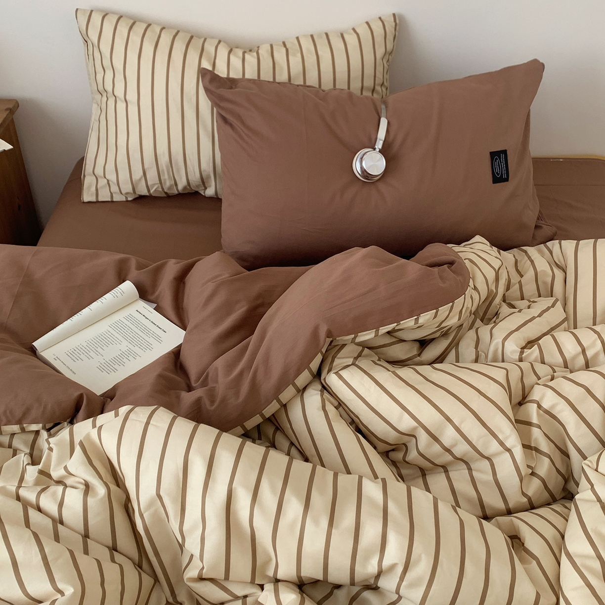 91家纺网 家纺一手货源 找家纺 桃喜 2026新款全棉条纹13070系列四件套 栗子棕条（全棉）