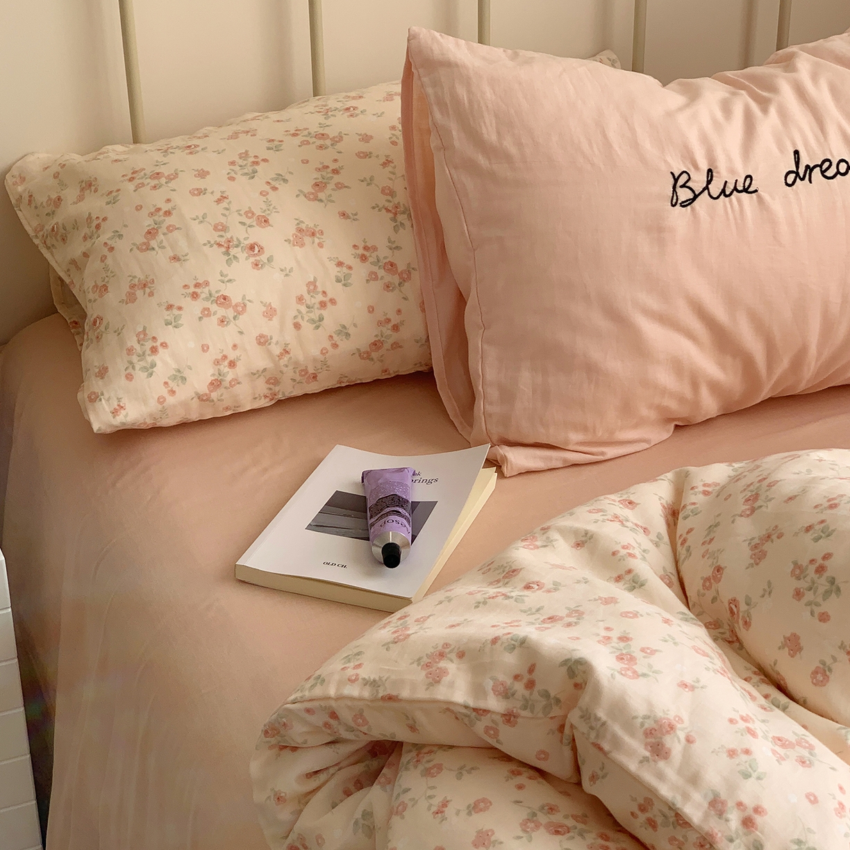 91家纺网 家纺一手货源 找家纺 桃喜 2026新款全棉双层纱碎花枕套混搭系列四件套 秘境花园粉