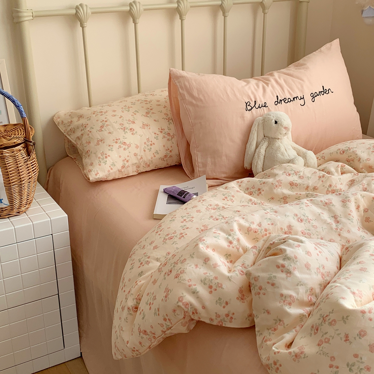 91家纺网 家纺一手货源 找家纺 桃喜 2026新款全棉双层纱碎花枕套混搭系列四件套 秘境花园粉