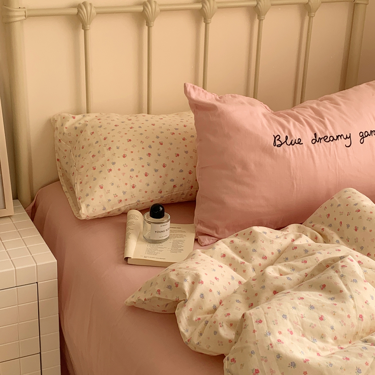 91家纺网 家纺一手货源 找家纺 桃喜 2026新款全棉双层纱碎花枕套混搭系列四件套 浅雾蔷薇