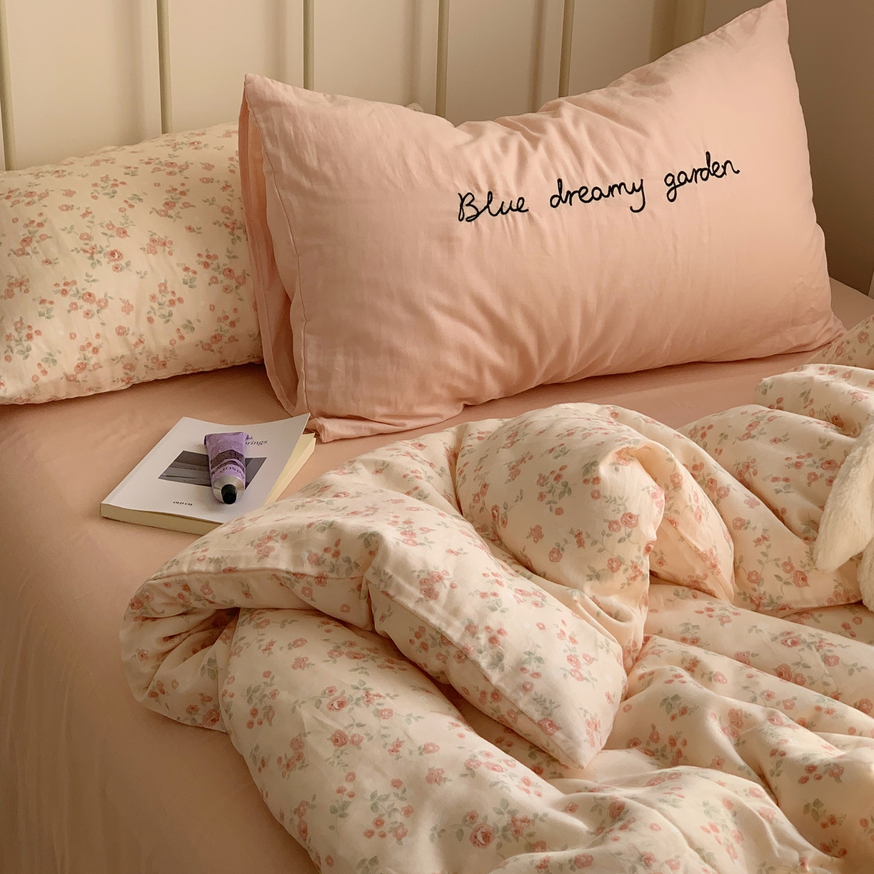 91家纺网 家纺一手货源 找家纺 桃喜 2026新款全棉双层纱碎花枕套混搭系列四件套 秘境花园粉