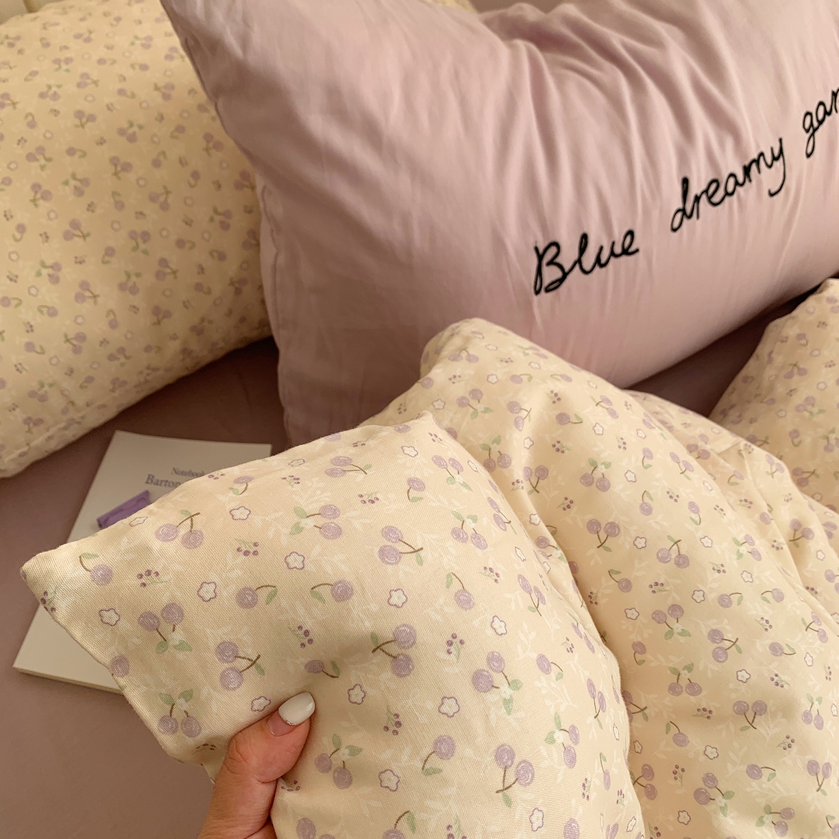 91家纺网 家纺一手货源 找家纺 桃喜 2026新款全棉双层纱碎花枕套混搭系列四件套 樱桃仙紫