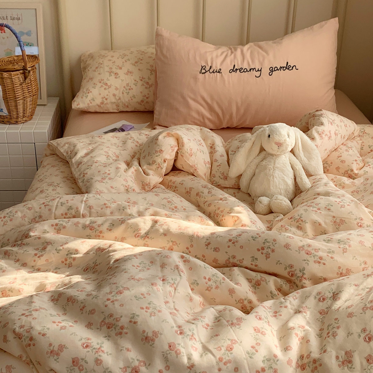 91家纺网 家纺一手货源 找家纺 桃喜 2026新款全棉双层纱碎花枕套混搭系列四件套 秘境花园粉